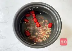 Illustration of how to make red bean and barley porridge to remove dampness 3