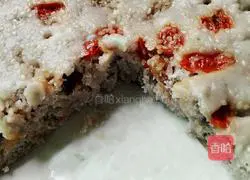 Illustration of how to make wolfberry and raisin cake 5