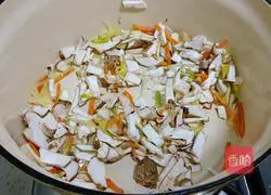 Illustration of how to make mushroom and chicken porridge 3