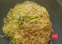 Illustration of how to make braised noodles with garlic moss 10