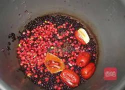 Illustration of how to make black rice, red bean and red date porridge 2