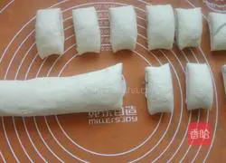 Illustration of how to make scallion rolls 9