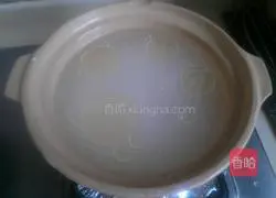 Illustration of how to make carrot and lean meat clay pot rice 3