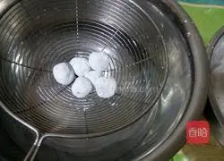 Illustration of how to make Lantern Festival with black sesame filling 9