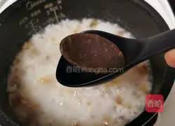 Illustration of how to make peach gum brown sugar rice porridge 8