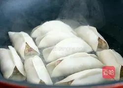 Illustration of how to make pork and green onion pot stickers 19