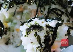 Illustration of how to make seaweed salad rice balls 10