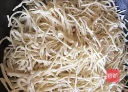 Illustration of how to cook noodles in iron pot 5