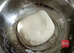 Illustration of how to make small flower rolls 3