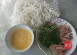 Illustration of how to make stir-fried rice noodles with chives 1
