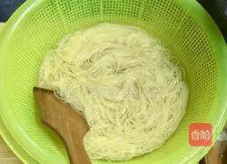 Illustration of how to make black pepper lean meat pasta 4