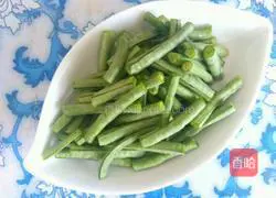 Illustration of how to make braised potato and green beans noodles 2