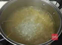 Illustration of how to make tomato meat sauce pasta 10