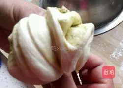 Illustration of how to make homemade flower rolls 14