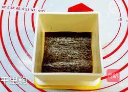 Illustration of making triangular rice balls 5