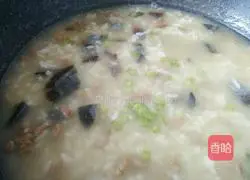 Illustration of how to make preserved egg and lean meat porridge 7