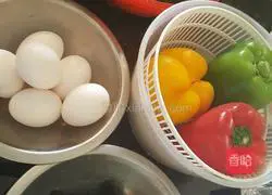 Illustration of how to make chives, eggs and three-color pepper boxes 1