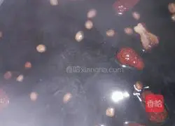 Illustration of how to make red dates and black rice porridge 3