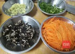 Illustration of how to make shredded chicken spring rolls 1