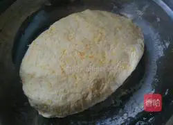 Illustration of how to make pumpkin double-color flower rolls 3