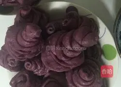 Illustration of how to make purple potato rose rolls 5