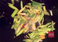 Illustration of how to make braised noodles with mushrooms and beans 7