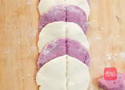 Illustration of how to make two-color rose rolls 5