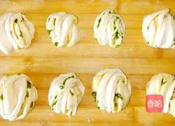 Illustration of how to make scallion rolls 10