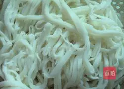 Saute Illustration of how to make rice noodles 4