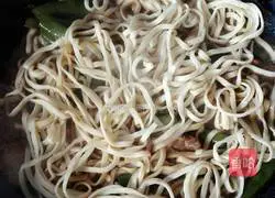 Illustration of how to make braised beans and noodles 8