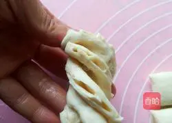 Illustration of how to make salt and pepper flower rolls 13