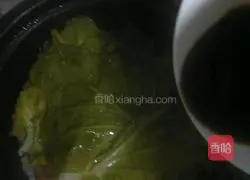 Illustration of how to make bacon clay pot rice 11