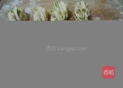 Illustration of how to make scallion rolls 5