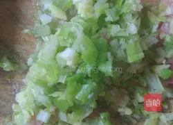 Illustration of how to make pot stickers stuffed with lotus root and meat 4