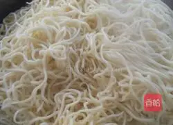 Illustration of how to make braised noodles with potatoes and beans 4