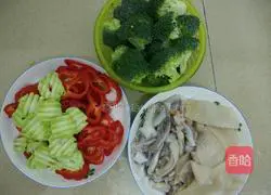 Illustration of how to make squid claypot rice 1