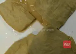 Illustration of how to make Vietnamese spring rolls wrapped with seasonal vegetables and prawns 4