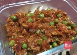 Illustration of how to make tomato meat sauce pasta 9