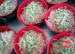 Illustration of how to make Sichuan cold noodles 3