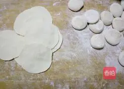Illustration of how to make three fresh pot stickers 7
