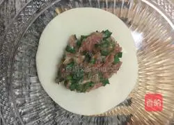 Illustration of how to make pot stickers with chive filling 4