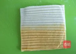 Illustration of how to make two-color shell flower rolls 12