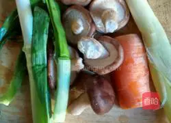 Illustration of how to make mushroom and lean meat porridge 2