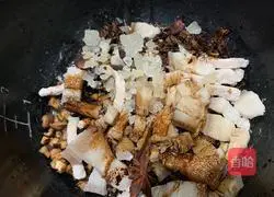 Illustration of how to make braised pork rice 8