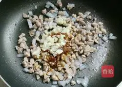 Illustration of how to make diced pork and mint cold noodles 8