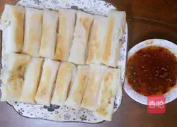 Illustration of how to make dragon head fish and ham spring rolls 11