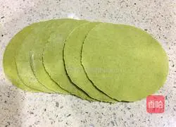 Illustration of how to make two-color rose roll 4