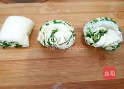 Illustration of how to make chive and salt and pepper rolls 8