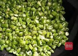 Illustration of how to make Guokui with spicy food 5