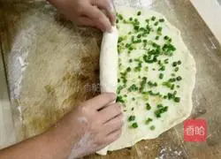 Illustration of how to make scallion rolls 8